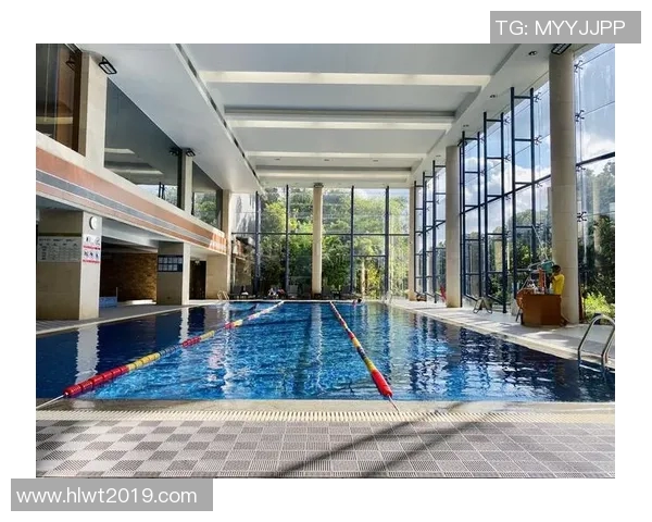 以室内泳池为中心打造高端休闲空间营造舒适与奢华并存的水上乐园体验